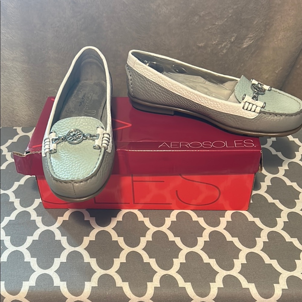 AEROSOLES Gray and White Flats for Effortless Style
